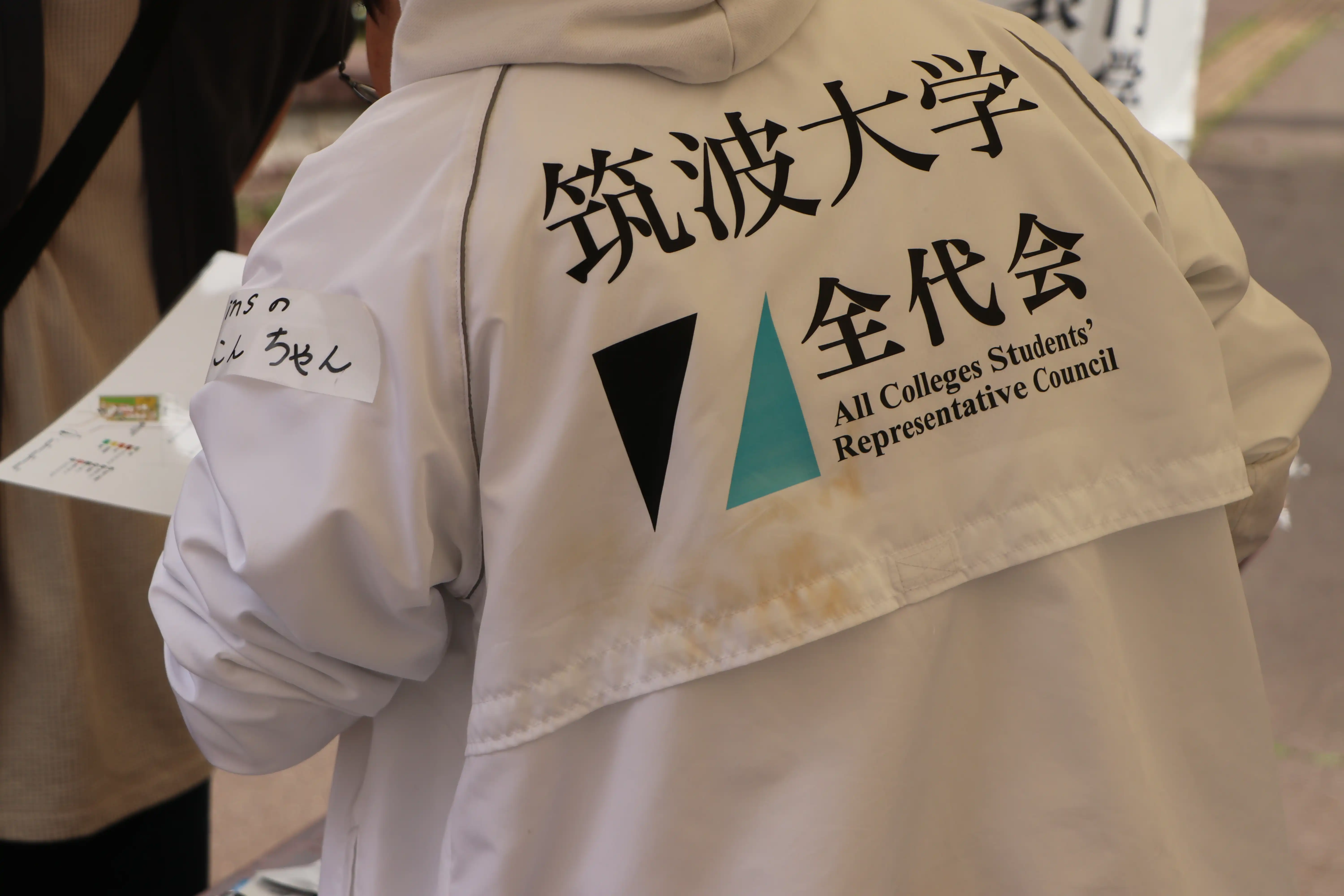 2024年度の一の矢学生宿舎の宿舎入居支援において、学生からの質問に地図を持ちながら対応する情報科学類の全代会構成員。澁谷耕大撮影。